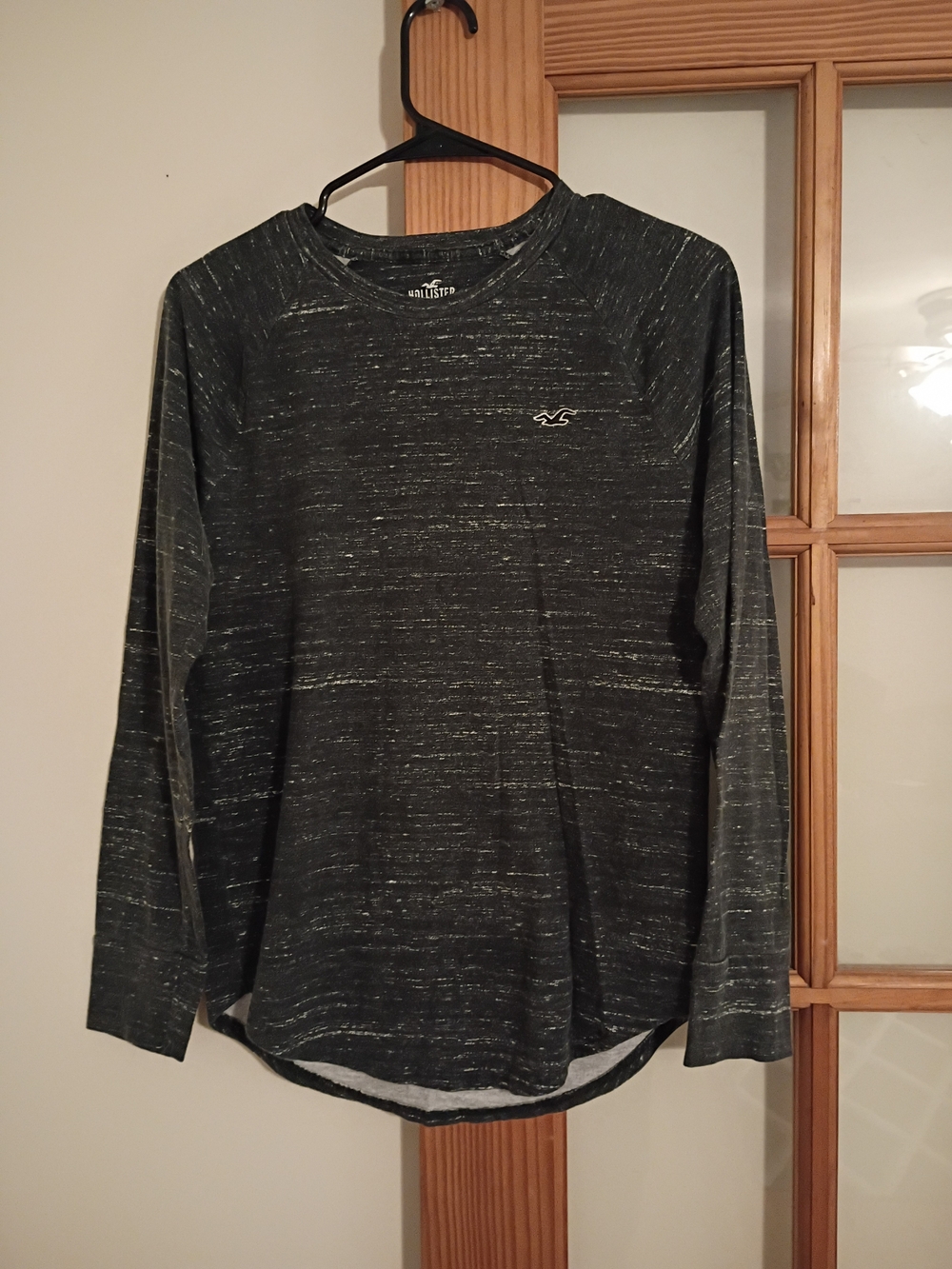 Hollister Men's Long-Sleeve Crew in Dark Heather Gray with White Fleck